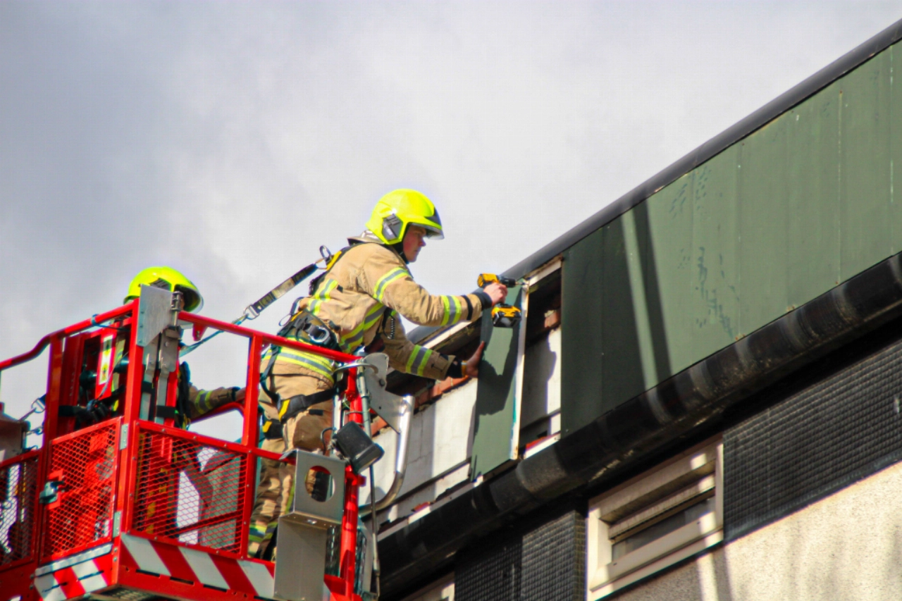 Dakplaten laten los na storm